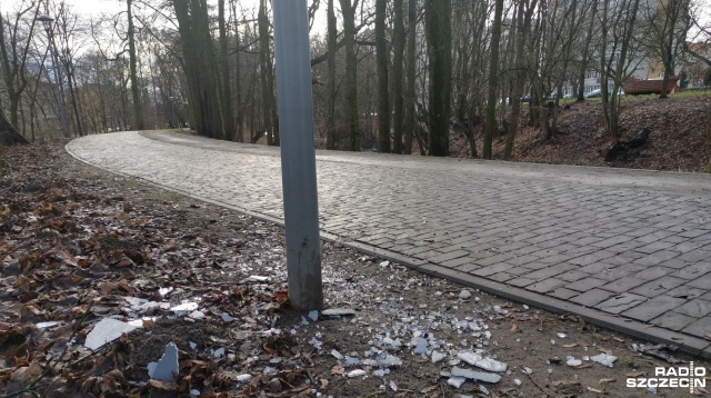 Nieznani sprawcy zniszczyli kilkanaście latarni w Stargardzie. Miasto szacuje straty, Policja szuka wandali, a Straż Miejska zapowiada więcej patroli w tym rejonie.