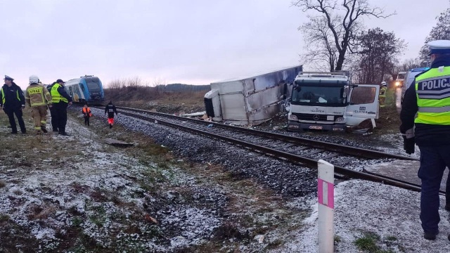 Kolizja pociągu z samochodem ciężarowym. Do zdarzenia doszło na trasie Piła-Szczecin w miejscowości Szydłowo.