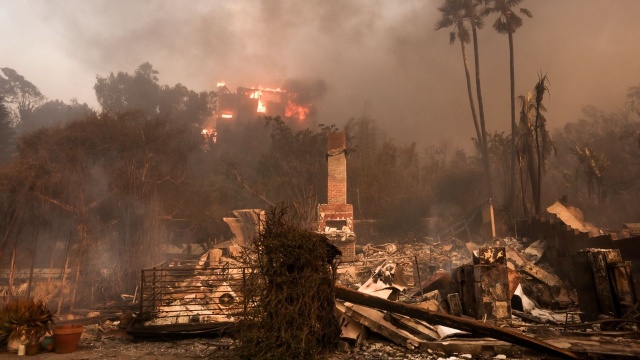 Cztery zagrażające życiu pożary niszczą domy, przemierzając hrabstwo Los Angeles, z których największy - w Pacific Palisades - spowodował, że dziesiątki tysięcy ludzi otrzymało nakazy ewakuacji.