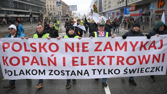 Przed siedzibą PGE w Warszawie trwa protest związkowców zrzeszonych m.in. w Solidarności. Sprzeciwiają się oni m.in. zamykaniu elektrowni węglowych, w tym Elektrowni Rybnik, Dolna Odra i Łaziska. Mają złożyć też dwie petycje do władz PGE oraz resortu aktywów państwowych.