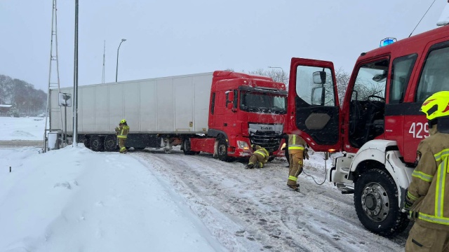 Na drodze krajowej nr 20 w Złocieńcu ciężarówka utknęła na przejeździe kolejowym. Na miejscu są strażacy próbują ściągnąć auto.