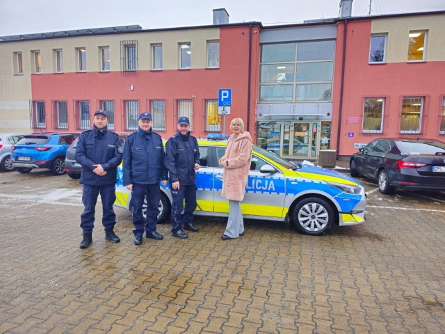 Nowy radiowóz trafił do posterunku Policji w Kołbaskowie. Auto pozyskano, dzięki finansowemu wsparciu Gminy Dobra.