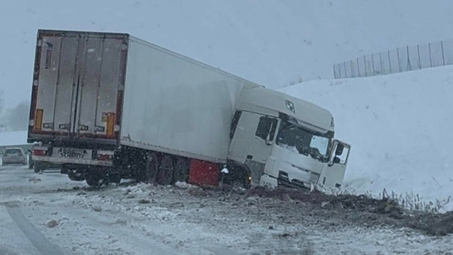 Intensywne opady śniegu i utrudnienia na drogach. Informujemy, gdzie jest niebezpiecznie.