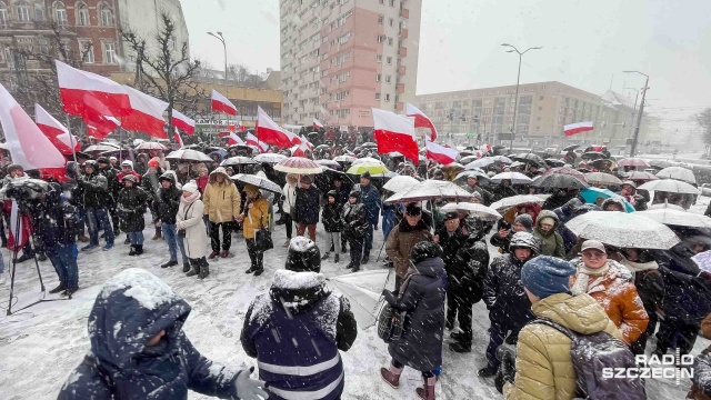 Tak dla edukacji, nie dla deprawacji - nauczyciele i rodzice protestowali na placu Adamowicza w Szczecinie przeciwko wprowadzeniu do szkół Edukacji zdrowotnej.