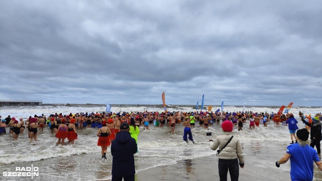 Na kołobrzeskiej plaży w niedzielę ponownie królują morsy. To w ramach corocznego zlotu miłośników zimowych kąpieli w Bałtyku. Do wody przy miejscowym molo weszło 700 osób.