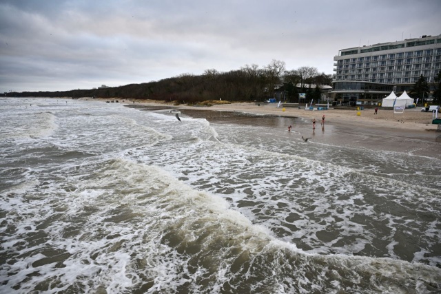 Opada poziom wody na Bałtyku i w ujściowych odcinkach rzek - informuje Instytut Meteorologii i Gospodarki Wodnej. W weekend w związku z silnym wiatrem i tzw. cofką na wielu stacjach przekroczone zostały stany alarmowe.