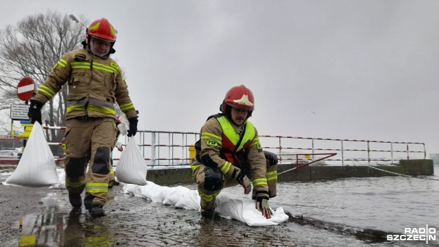 Świnoujścianie nieprędko rozstaną się z widokiem worków z piaskiem w mieście. Synoptycy zapowiadają kolejny sztorm. Niewykluczone, że konieczne będzie umocnienie wałów.