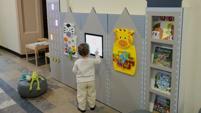 Zabawki manualne dla najmłodszych dzieci, multimedialne gry edukacyjne i panel z grą ćwiczącą refleks - to wszystko znalazło się w nowej bawialni w Zachodniopomorskim Urzędzie Wojewódzkim w Szczecinie.