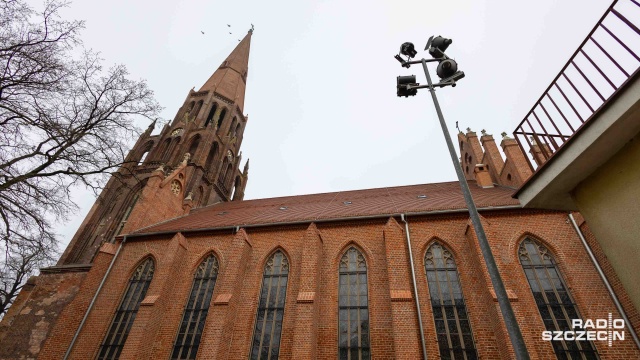 Kościół Niepokalanego Poczęcia Najświętszej Maryi Panny w Dąbiu przez pół roku obudowany był rusztowaniami. Właśnie zakończył się remont iglicy jednej z najwyższych wież w Szczecinie.