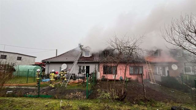 Płonie budynek mieszkalny w miejscowości Wałcz Drugi, pod Wałczem. Dach budynku jest już objęty ogniem.