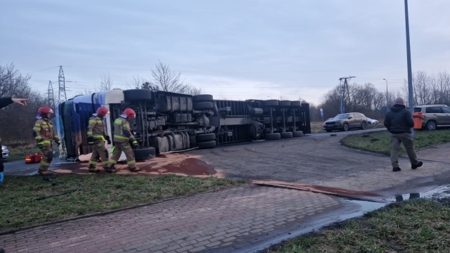 Jedna osoba została poszkodowana w wypadku na wjeździe do Sławna od strony Koszalina. Samochód osobowy zderzył się z ciężarówką.