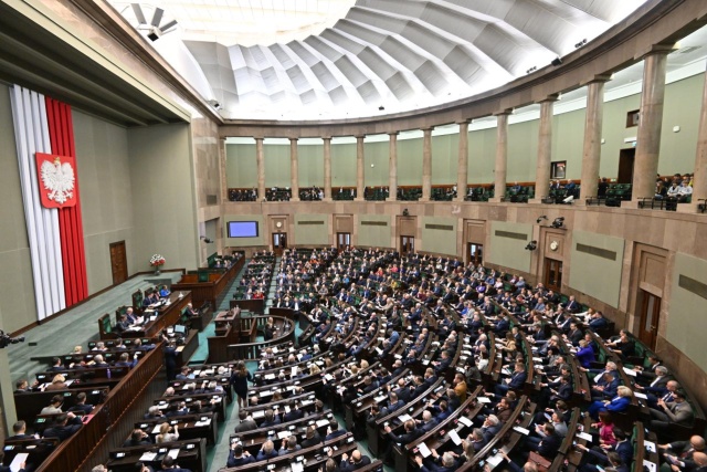 Sejm uchwalił tak zwaną Lex Romanowski. Projekt przewiduje, że parlamentarzysta wobec którego zostało wydane postanowienie o zastosowaniu tymczasowego aresztowania, nie będzie mógł realizować działalności terenowej. Zostanie także pozbawiony uposażenia i diety parlamentarnej.