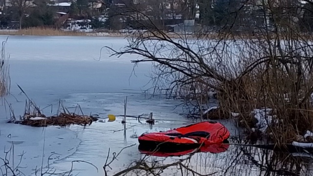 Dryfujący ponton zaobserwowano na jeziorze Rakowo Duże w Złocieńcu.