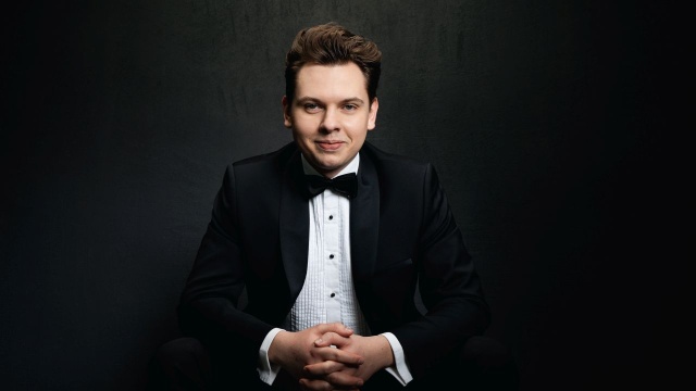 Zwycięzca wielu prestiżowych konkursów pianistycznych, m.in. Międzynarodowych: im. Ignacego Jana Paderewskiego i Arthur Rubinstein in memoriam. 24-letni Mateusz Krzyżowski - półfinalista 18. Konkursu Chopinowskiego w Warszawie, koncertujący z ogromnym powodzeniem z czołowymi orkiestrami na świecie, wystąpi dziś w Złotej Sali Filharmonii w Szczecinie.