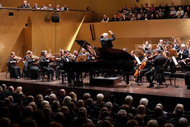 Brawa na stojąco zwieńczone dwoma bisami dla solisty, dyrygenta i orkiestry. W Złotej Sali Filharmonii im. Mieczysława Karłowicza zabrzmiały dzieła nie tylko gigantów muzyki doby klasycyzmu w interpretacji szczecińskich symfoników pod batutą doskonałego Michała Klauzy oraz wybitnego, 25-letniego pianisty Mateusza Krzyżowskiego.