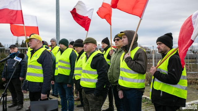 Kilkunastu rolników pikietowało przed przejściem granicznym w Kołbaskowie, domagając się od ministerstwa rolnictwa i służb sanitarnych bardziej restrykcyjnych kontroli transportów żywych zwierząt z Niemiec, w związku z wykryciem pod Berlinem ogniska pryszczycy.