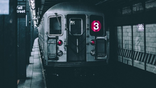 Realizowana jest tylko część rozkładów jazdy. Stoją metro i tramwaje, na ulice miasta wyjechało niewiele autobusów.