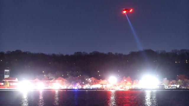 W Waszyngtonie trwa akcja ratunkowa po zderzeniu samolotu pasażerskiego z wojskowym helikopterem nad rzeką Potomac. Na pokładach obu maszyn znajdowało się 67 osób. Jak dotąd nie odnaleziono żadnej żywej osoby.