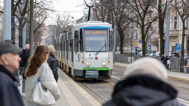 Mają zwiększyć bezpieczeństwo i zapobiegać agresji, a budzą kontrowersje - mowa o kamerach nasobnych dla kontrolerów biletów w komunikacji miejskiej.