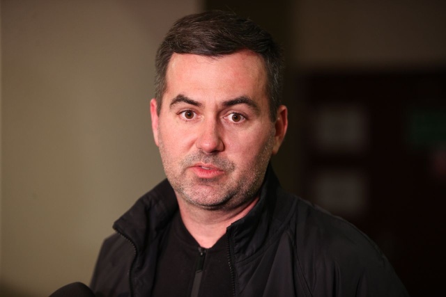 Są zarzuty dla byłego rzecznika prezydenta Błażeja Spychalskiego oraz jego żony w śledztwie dotyczącym nieprawidłowości w działalności dawnej uczelni Collegium Humanum. Błażej Spychalski usłyszał 4 zarzuty, a jego małżonka - 3.