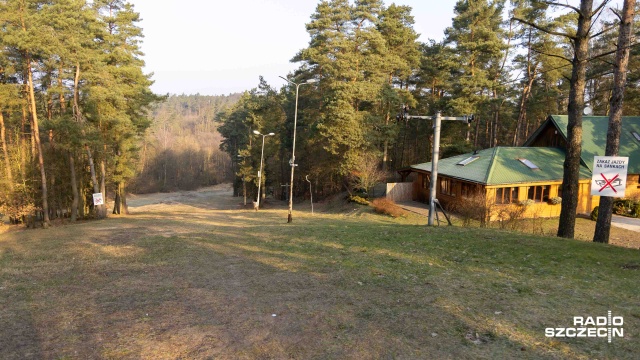 Jest spora szansa, że zimowych szaleństw mieszkańcy zaznają jeszcze w te ferie - zapowiadają pracownicy szczecińskiej Gubałówki. Przez warunki pogodowe stok w tym roku był zamknięty.