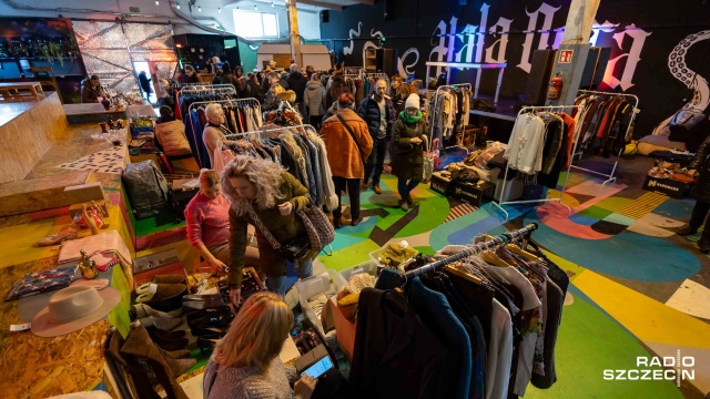 Do walentynek zostało 5 dni - w poszukiwaniu prezentu dla swojej drugiej połówki można zajrzeć do szczecińskiej Hali Odra. Trwa kolejna edycja Less Waste Market - tym razem na rzeczy z drugiej ręki czujnym okiem spogląda kupidyn.
