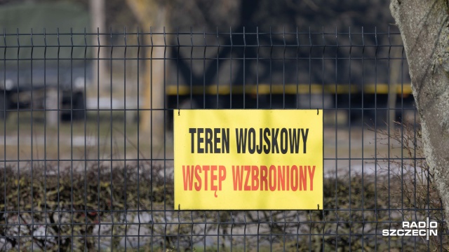Przez płot 12. Brygady Zmechanizowanej miał przeskoczyć mężczyzna. O zdarzeniu poinformował słuchacz Radia Szczecin.