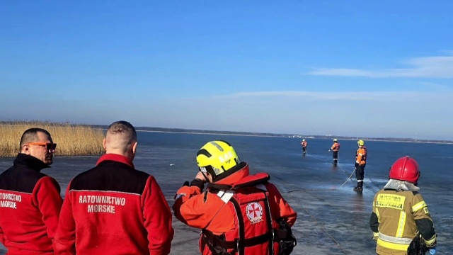 Żołnierze Marynarki Wojennej uratowali łowiącego ryby wędkarza, pod którym załamał się lód na jeziorze Bukowo w okolicach Darłowa.