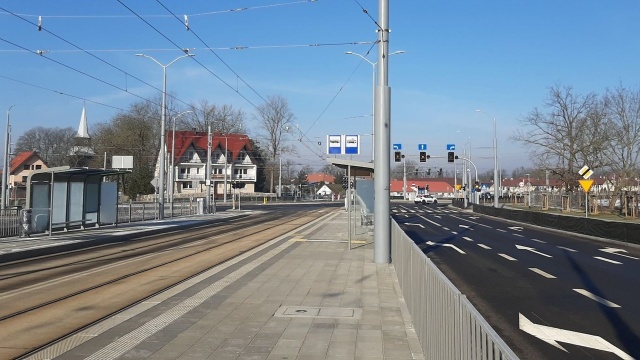 Nowa arteria powstała od ul. Romera do ul. Łukasińskiego. To ponad kilometrowy odcinek z torowiskiem tramwajowym i czterema pasami ruchu.