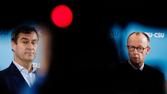 W Niemczech zaczynają się rozmowy koalicyjne. Od ogłoszenia pełnych wyników głosowania do Bundestagu mija dopiero 100 godzin. Chadecy i socjaldemokraci chcą jednak jak najszybciej sformować rząd przede wszystkim z powodu napiętej sytuacji politycznej na świecie.