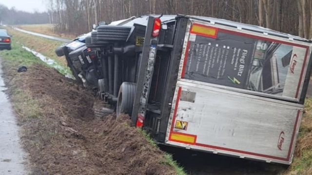 Ciężarówka z naczepą zjechała do rowu i przewróciła się na bok.