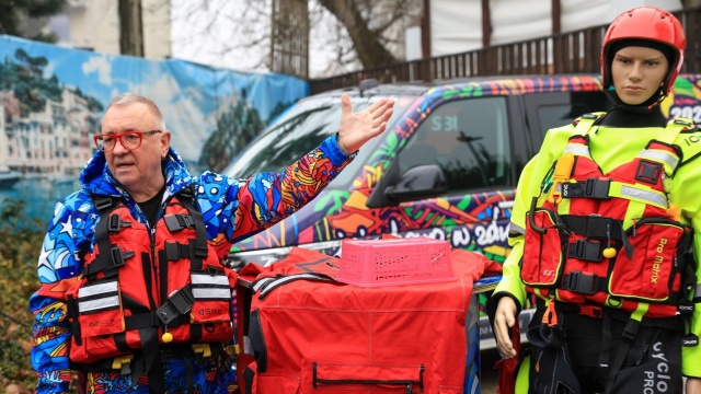 Wielka Orkiestra Świątecznej Pomocy wspiera ochotników, którzy walczyli z powodzią oraz pomaga hospicjom.