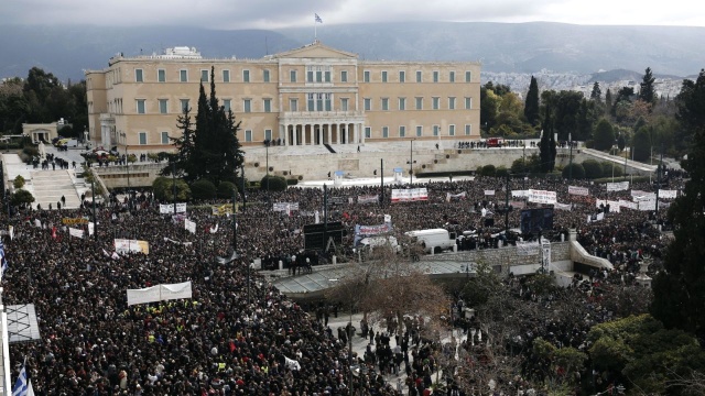 Przed gmachem parlamentu w Atenach doszło do starć demonstrantów z policją. Manifestanci rzucali kamieniami i butelkami z płynem zapalającym, funkcjonariusze odpowiedzieli gazem łzawiącym.