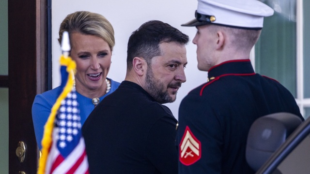 Podczas spotkania z prasą w Białym Domu doszło do kłótni prezydentów Donalda Trumpa i Wołodymyra Zełenskiego. Amerykański prezydent zarzucił ukraińskiemu, że ten nie wykazuje wdzięczności Amerykanom za wsparcie, jakie otrzymała Ukraina. Wołodymyr Zełenski zaś zarzucał Amerykanom brak zrozumienia sytuacji na Ukrainie.