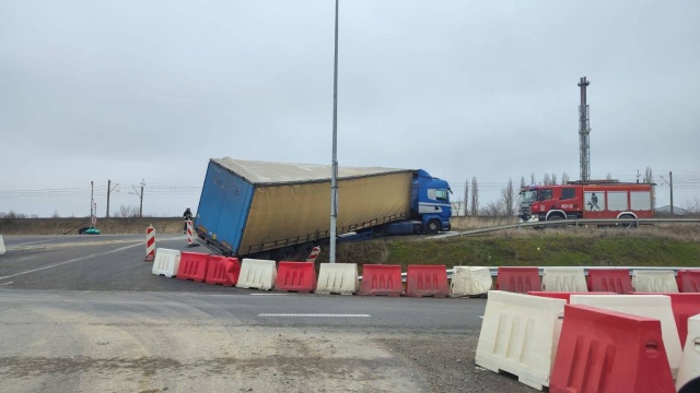 W Wolinie, niedaleko stacji paliw, kierujący samochodem ciężarowym podczas skrętu w prawo nie zachował należytej ostrożności.