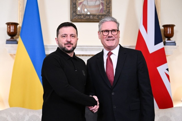 Wołodymyr Zełeński spotkał się z premierem Wielkiej Brytanii Keirem Starmerem na Downing Street. Brytyjski premier wyszedł na jego przeciw i objął go.