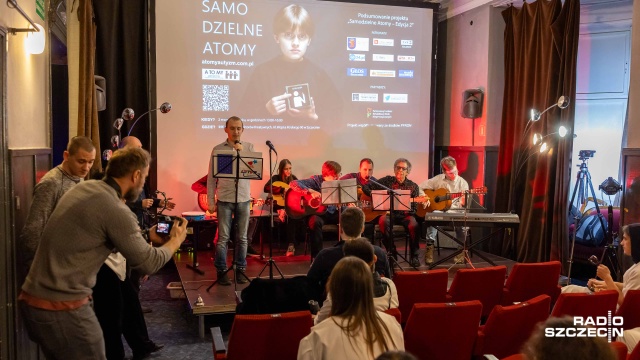 Poradnictwo zawodowe, terapia grupowa, a także ćwiczenia aktorskie i muzyczne. To tylko niektóre z zajęć realizowanych w ramach 2. edycji Projektu Samodzielne Atomy - aktywizującego osoby chorujące na autyzm.