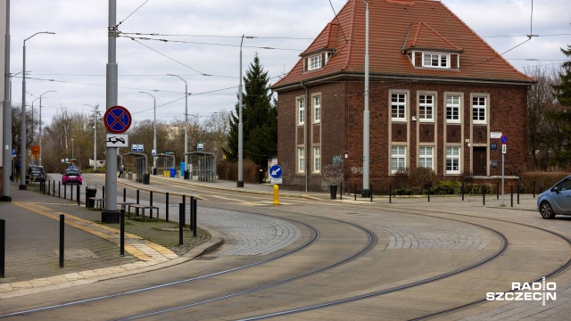 Dziury w drodze i skruszona kostka na szczecińskim Niebuszewie - plan naprawczy będzie gotowy do czerwca.