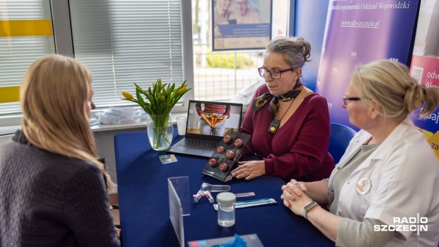 Piękno zaczyna się od dobrej formy i wigoru. Narodowy Fundusz Zdrowia z okazji zbliżającego się Dnia Kobiet przygotował dla szczecinianek prezent. Specjaliści organizują pokazy badań profilaktycznych. Na początek - cytologia i samobadanie piersi.