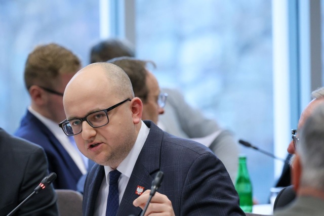 Sejmowa komisja regulaminowa spraw poselskich i immunitetowych zarekomendowała w środę uchylenie immunitetu posłowi Prawa i Sprawiedliwości Dariuszowi Mateckiemu oraz wyrażenie przez Sejm zgody na jego zatrzymanie i tymczasowe aresztowanie.