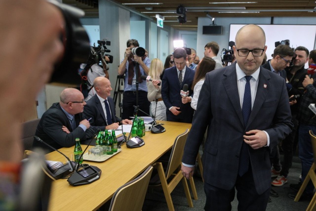 Poseł Dariusz Matecki (PiS) poinformował w środę w Sejmie, że zrzeka się immunitetu poselskiego. Podkreślił jednocześnie, że jest niewinny. Wcześniej komisja regulaminowa spraw poselskich i immunitetowych zarekomendowała uchylenie posłowi immunitetu w związku ze śledztwem ws. Funduszu Sprawiedliwości.