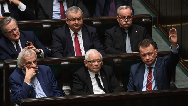 Sejm zdecydował o uchyleniu immunitetu prezesowi PiS Jarosławowi Kaczyńskiemu. Wniosek o pociągnięcie go do odpowiedzialności złożył obecny europoseł Krzysztof Brejza jako oskarżyciel prywatny.