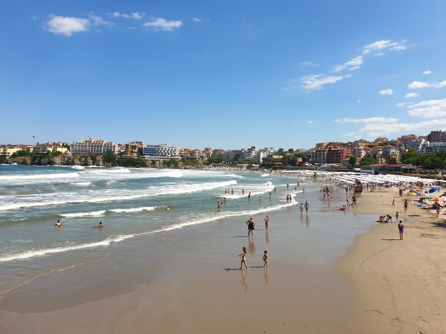 Bułgaria, z jej malowniczymi krajobrazami, słonecznymi plażami i bogatą historią, stała się jednym z najpopularniejszych miejsc do inwestowania w nieruchomości. W ostatnich latach rynek nieruchomości w Bułgarii zyskał na dynamice, przyciągając zarówno lokalnych, jak i zagranicznych kupców. Jeśli myślisz o zakupie mieszkania czy apartamentu w tym pięknym kraju, warto przyjrzeć się aktualnym cenom oraz możliwościom, jakie oferują nieruchomości w Bułgarii.