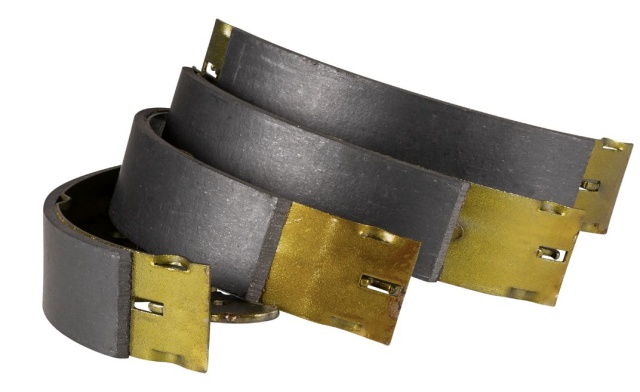 Hamulce bębnowe to jedno z najstarszych rozwiązań w motoryzacji, które mimo rozwoju nowoczesnych technologii, wciąż znajduje szerokie zastosowanie w pojazdach różnego typu. Choć coraz częściej ustępują miejsca hamulcom tarczowym, to ich unikalna konstrukcja i specyficzne właściwości sprawiają, że w niektórych przypadkach są niezastąpione. Jeśli zastanawiasz się, czy hamulce bębnowe są odpowiednie dla Twojego pojazdu, poznaj ich działanie, zalety oraz wady