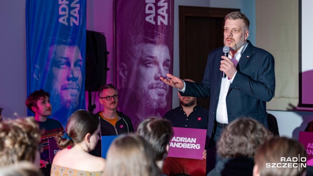 Jestem alternatywą dla obecnego rządu, PiS-u i Konfederacji - mówi w Szczecinie kandydat partii Razem na prezydenta Adrian Zandberg.