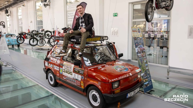 Fiat 126p, który przez pięć lat przejechał 300 tysięcy km pokonując 17 krajów, trafił do szczecińskiego Muzeum Techniki i Komunikacji.