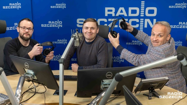 Prócz wczesnej pobudki, otrzymał kawę, nieco absurdu i poznał radiowy warsztat od kuchni. Mowa o Pawle Żebrowskim, który współprowadził poniedziałkowy poranek Radia Szczecin wraz z Bochnem i Gowinem.