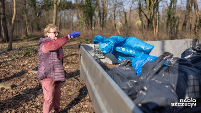 Szklane butelki, puszki, plastikowe i aluminiowe opakowania, ale i części samochodowe czy odpady budowlane. Mowa o śmieciach, które mieszkańcy miasta pozostawiają w Szczecińskich Lasach Miejskich.