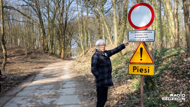 Notorycznie rozjeżdżana przez samochody mimo zakazu wjazdu. Chodzi o alejkę w Parku im. Fryderyka Chopina w Szczecinie, która łączy ulicę Wiosny Ludów z ul. Judyma.