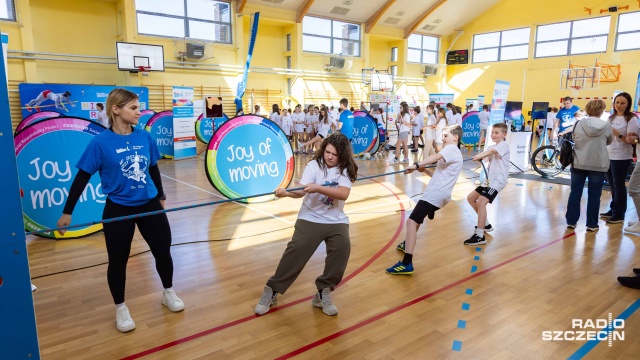 260 dzieci wzięło udział w pierwszym dniu wiosennej edycji Alternatywnych lekcji WF Kinder Joy of Moving organizowanych przez medalistkę mistrzostw Świata i Europy w skoku o tyczce Monikę Pyrek.